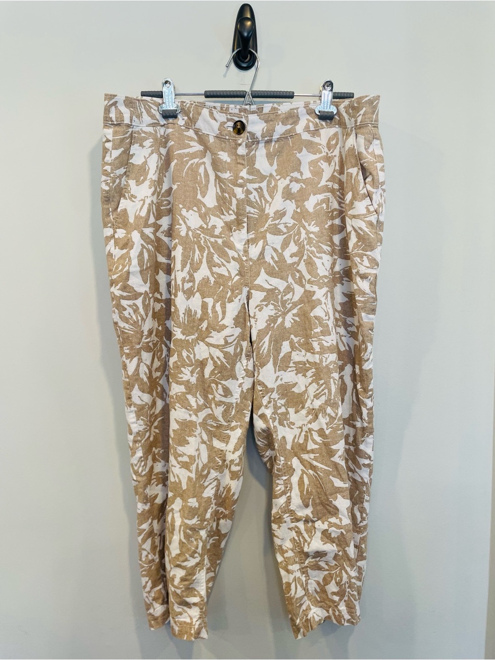 Northern Reflections Beige and White Floral Cropped Pants